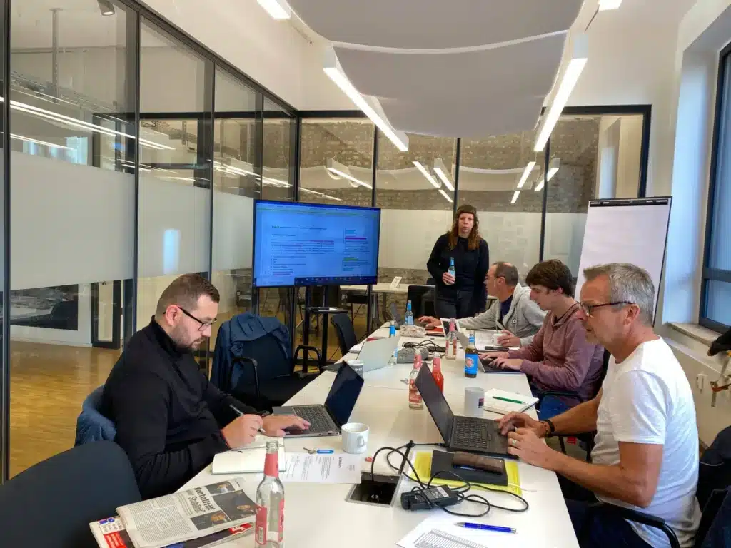 Koordinationsstelle Fanprojekte KOS Besprechung Im Büroraum
