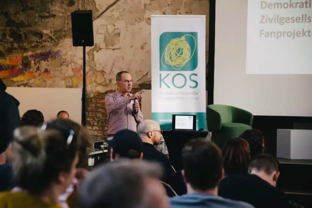 Koordinationsstelle Fanprojekte KOS Mann Spricht Vor Publikum Präsentation