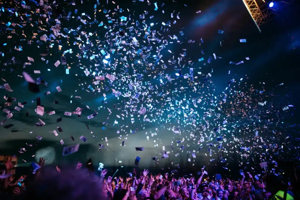 Koordinationsstelle Fanprojekte KOS Menschen Bei Konzert Mit Konfetti