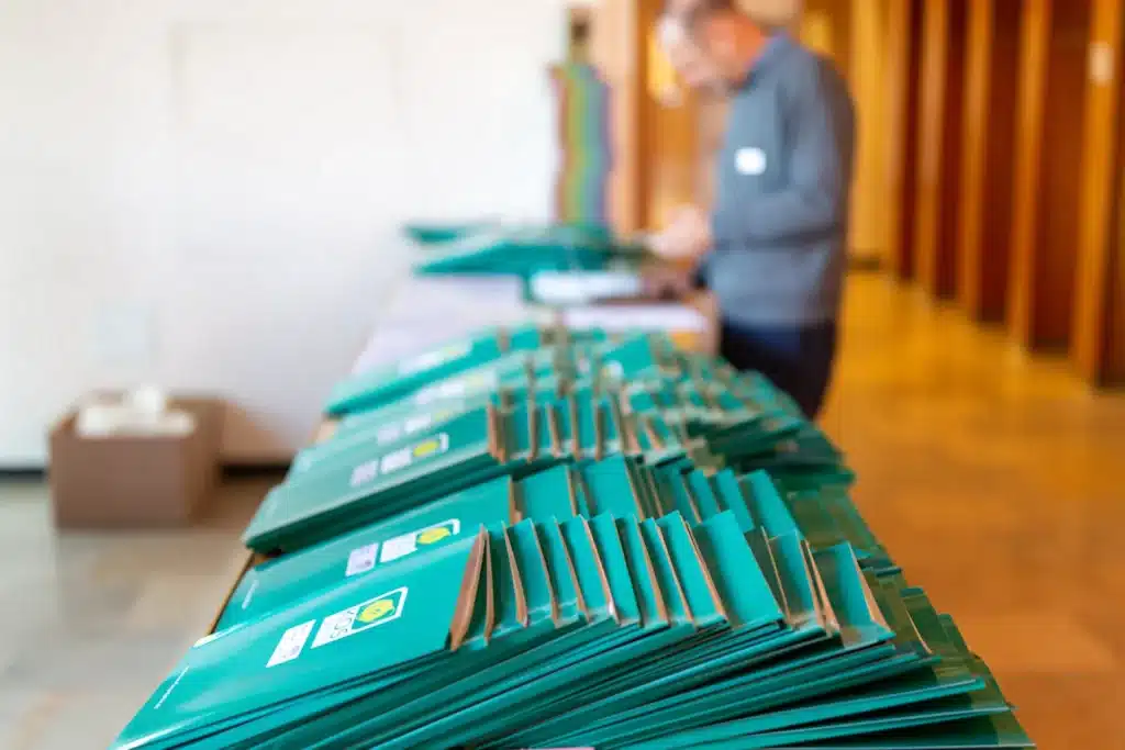 Koordinationsstelle Fanprojekte KOS Stapel Mit Katalogen